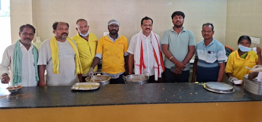 మైలవరం అన్నా క్యాంటీన్‌కు రూ. 22,400 విరాళం అందజేసిన బయన శ్రీనివాసరావు.. స్వయంగా భోజనం వడ్డించిన తెలుగు యువత నేతలు