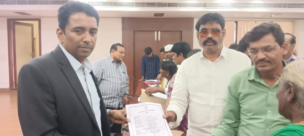 రామచంద్రపురం జడ్పీ ఉన్నత పాఠశాలకు నిధులు కేటాయించాలి.. విజయవాడ కలెక్టరేట్‌లో కలెక్టర్ లక్ష్మీషాకు వినతిపత్రం అందజేసిన నాయకులు