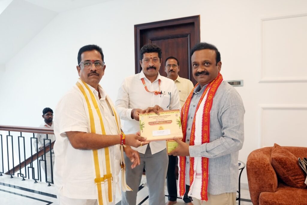 మచిలీపట్నం ఎంపీ వల్లభనేని బాలశౌరికి ఇంద్రకీలాద్రి దుర్గగుడి దసరా ఉత్సవాల ఆహ్వానం.. ఘనంగా ఆహ్వానించిన ఆలయ అధికారులు
