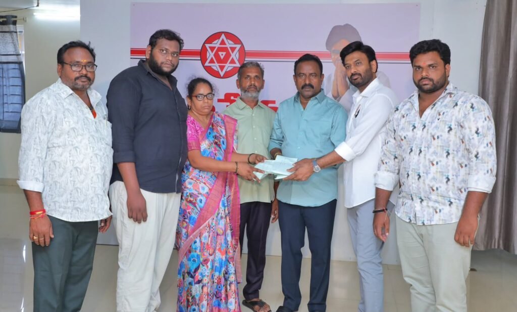 అమలాపురంలో విషాదం.. జనసేనాని రోళ్ళ ప్రేమ్ కుమార్ కుటుంబానికి రూ. 3 లక్షల ఆర్థిక సహాయం అందజేత, పార్టీ ఎల్లప్పుడూ అండగా ఉంటుందని భరోసా ఇచ్చిన నాయకులు