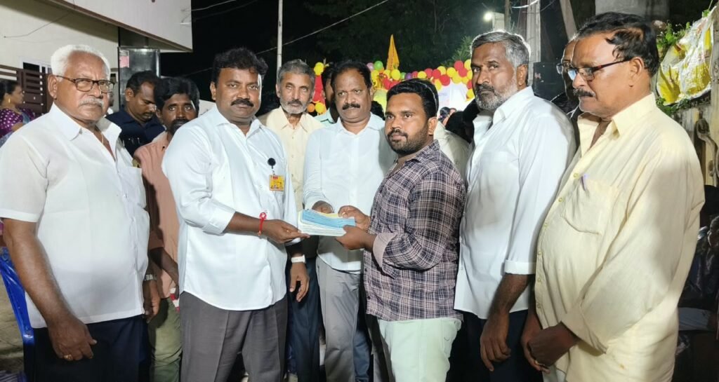 పామర్రు మండలం పెదమద్దాలిలో సీఎం సహాయ నిధి చెక్కుల అందజేత.. లబ్ధిదారులకు ఆర్థిక భరోసా కల్పించిన ఎమ్మెల్యే వర్ల కుమార్ రాజా