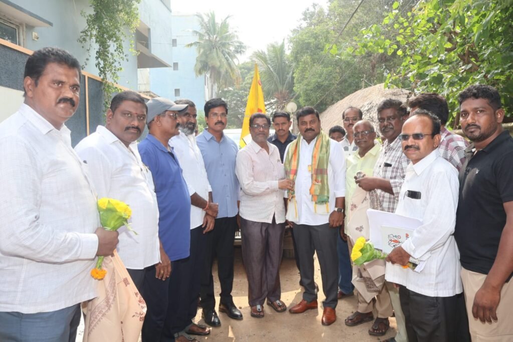 పామర్రు టౌన్‌లో ముమ్మరంగా అభివృద్ధి పనులు… సీసీ రోడ్డు నిర్మాణానికి శంకుస్థాపన చేసిన ఎమ్మెల్యే వర్ల కుమార్ రాజా