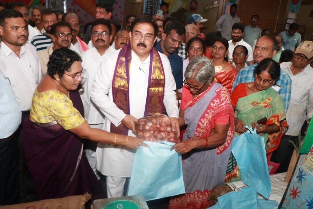 సామాన్యులకు భారీ ఊరట.. తెనాలి రైతుబజార్‌లో కిలో ఉల్లిపాయలు రూ. 35 కే విక్రయాలు ప్రారంభించిన మంత్రి నాదెండ్ల మనోహర్