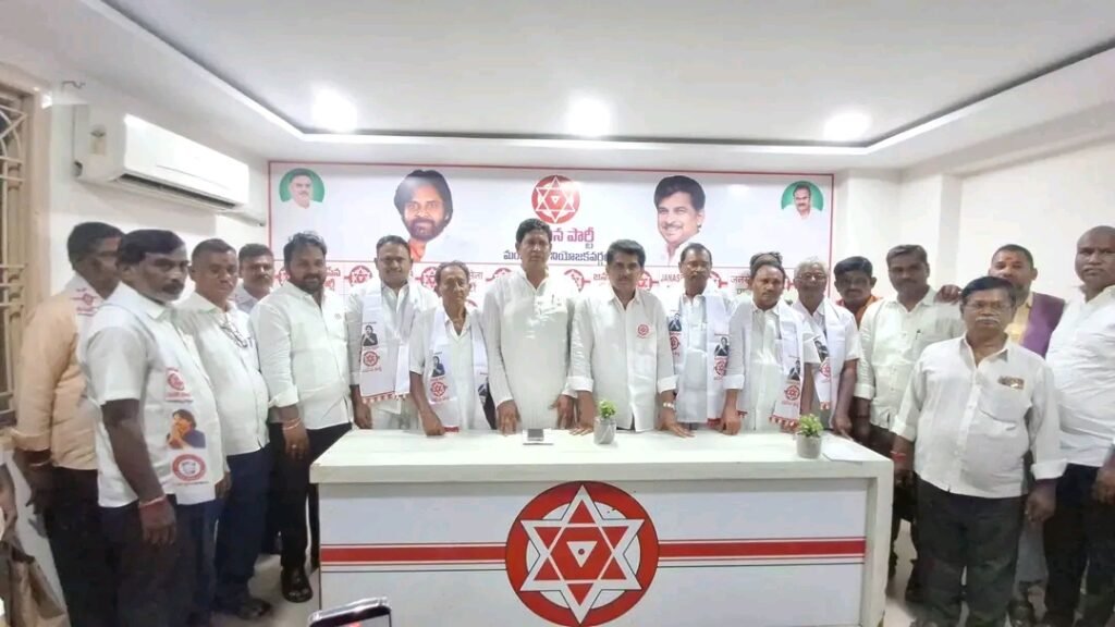 పాత గుంటూరు వైసీపీకి భారీ షాక్: జనసేనలో చేరిన కూరాకుల కుటుంబం, ముఖ్య నేతలు.. కండువా కప్పి ఆహ్వానించిన APMSIDC చైర్మన్ చిల్లపల్లి శ్రీనివాసరావు!