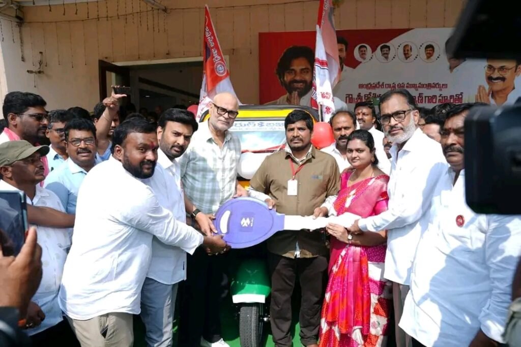 విజయవాడలో జనసేనలోకి వైసీపీ, సీపీఎం నేతల భారీ చేరిక: కండువాలు కప్పి ఆహ్వానించిన ఎమ్మెల్సీ నాగబాబు.. 40 ఆటోలు, స్వయం ఉపాధి పరికరాల పంపిణీ!