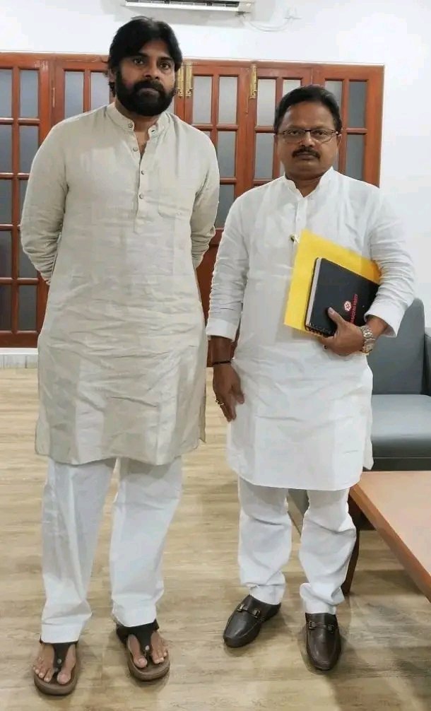 ​కార్యకర్తల ఆత్మగౌరవం కోసం రాజీలేని పోరాటం: నెల్లూరులో సీట్ల సర్దుబాటుపై గట్టిగా నిలిచిన రాష్ట్ర ప్రధాన కార్యదర్శి తమ్మిరెడ్డి శివశంకర్.. ‘మీరు నిజమైన నాయకుడు సార్’ అంటూ సామాజిక మాధ్యమాల్లో జనసైనికుల నీరాజనాలు!