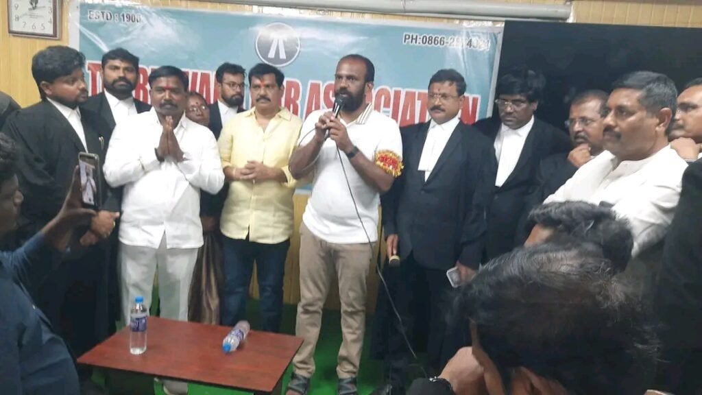 బెజవాడ బార్ అసోసియేషన్ ఆత్మీయ సమావేశంలో కూటమి మేయర్ అభ్యర్థి వంగవీటి రాధాకృష్ణ న్యాయవాదులతో ప్రత్యేక భేటీ (సోషల్ మీడియా సోర్స్)