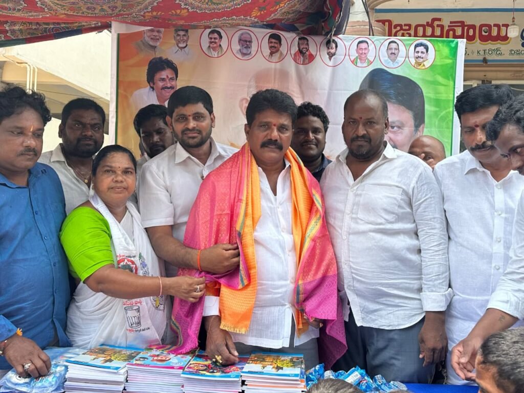 Title: విజయవాడ చిట్టినగర్‌లో ఘనంగా మహాత్మా గాంధీ జయంతి.. విద్యార్థులకు నోట్‌బుక్స్ పంపిణీ చేసిన జనసేన నాయకులు