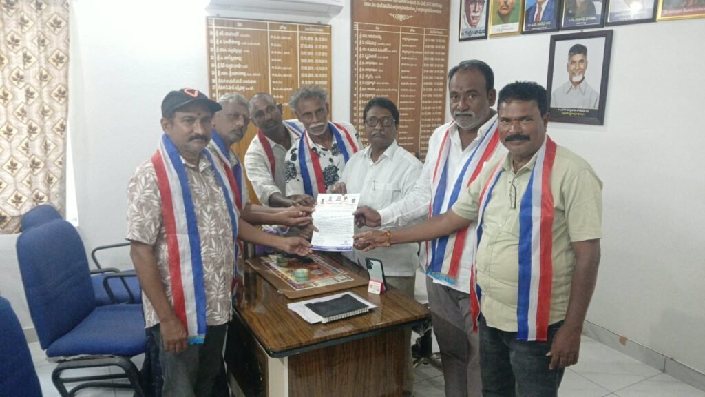 మచిలీపట్నంలో బీసీ, కాపు, ఈడబ్ల్యూఎస్ చిరు వ్యాపారులకు తక్షణమే ఆర్థిక రుణాలు మంజూరు చేయాలని డిమాండ్.. బీసీ కార్పొరేషన్ ఈడీకి వినతిపత్రం అందజేసిన బీసీ సంక్షేమ సంఘం అధ్యక్షులు శేకుబోయిన సుబ్రమణ్యం