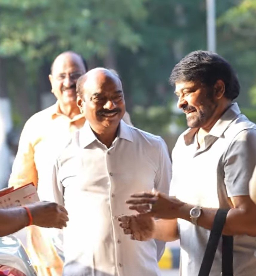 హైదరాబాద్ ఎయిర్‌పోర్టులో మెగాస్టార్ చిరంజీవి, నిర్మాత కేఎల్ నారాయణలను కలిసిన ఎమ్మెల్యే డా. కామినేని శ్రీనివాస్.. మర్యాదపూర్వక భేటీ