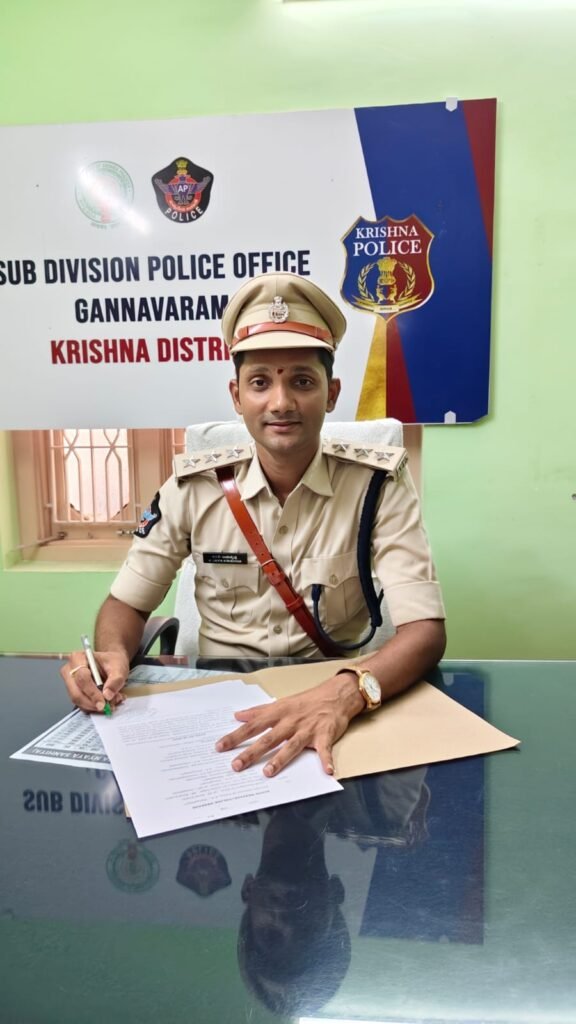 గన్నవరం డిఎస్పీగా కె. జయకృష్ణ బాధ్యతల స్వీకరణ.. శాంతిభద్రతల పరిరక్షణే ప్రథమ ధ్యేయమన్న నూతన అధికారి