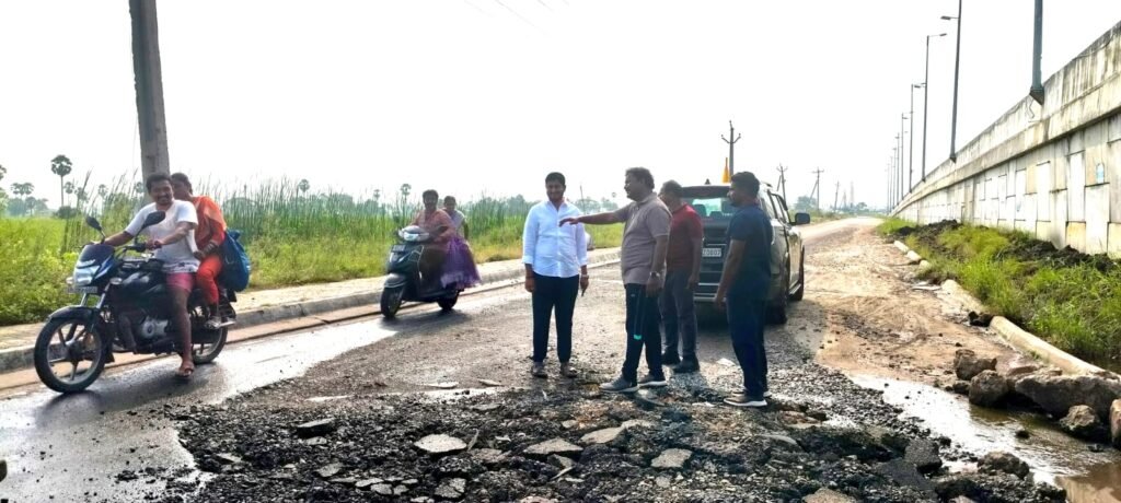 పామర్రు నియోజకవర్గంలో స్పందించిన ఎమ్మెల్యే వర్ల కుమార్ రాజా.. తాడంకి అండర్‌పాస్ వద్ద రోడ్ల మరమత్తులు పూర్తి, డ్రైనేజీ సమస్యకు శాశ్వత పరిష్కారం చూపాలని అధికారులకు ఆదేశం