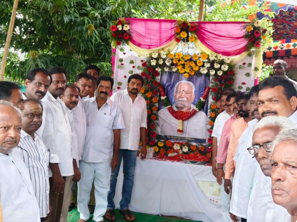ముక్కుల్లు గ్రామంలో యర్రంశెట్టి సుబ్బారావు సంతాప సభ.. పాల్గొని నివాళులర్పించిన పెడన నియోజకవర్గ ఇంచార్జ్ ఉప్పాల రాము