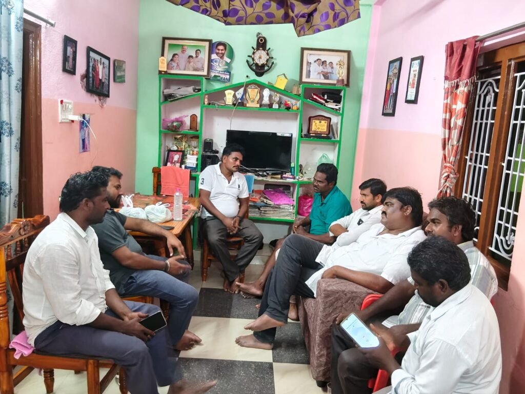పమిడిముక్కల మండలంలో వైఎస్సార్సీపీ నాయకుడు కొడమంచిలి మహేష్ పరామర్శ.. మాజీ ఎమ్మెల్యే కైలే అనిల్ కుమార్ ఆదేశాల మేరకు పరామర్శించిన పార్టీ నేతలు