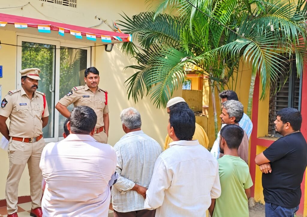 ఉయ్యూరులో స్క్రాప్ వ్యాపారులకు పోలీసుల గట్టి హెచ్చరిక.. పిల్లల వద్ద పాత వస్తువులు కొనుగోలు చేస్తే కఠిన చర్యలు, సీఐ టి.వి.వి. రామారావు