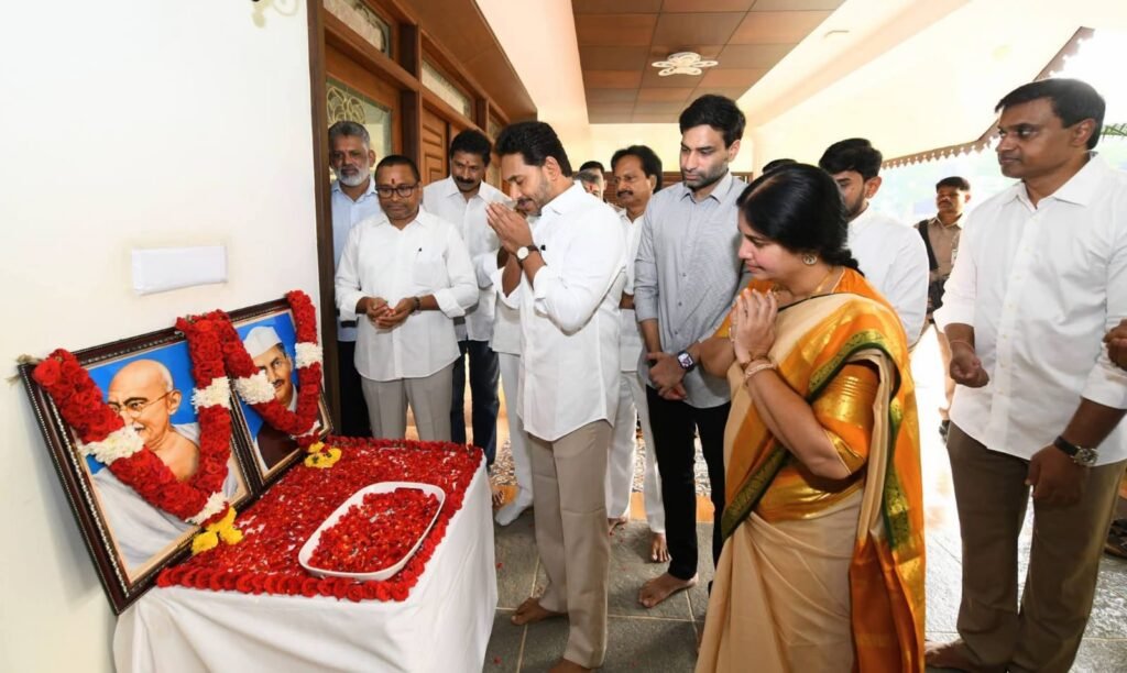 మహాత్మా గాంధీ, లాల్ బహదూర్ శాస్త్రి జయంతులు.. వైఎస్సార్‌సీపీ కేంద్ర కార్యాలయంలో ఘన నివాళులర్పించిన వైఎస్ జగన్‌మోహన్‌రెడ్డి