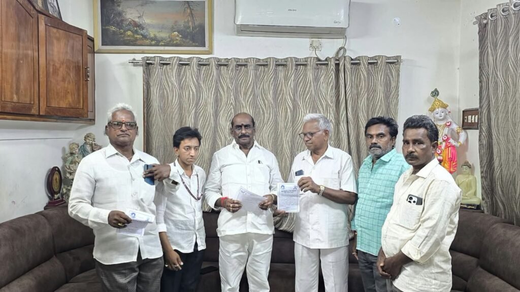 మచిలీపట్నంలో ఏపీఎస్‌ఆర్టీసీ చైర్మన్ కొనకళ్ళ నారాయణ రావును కలిసిన వివిధ ప్రాంతాల ప్రజలు.. పలు సమస్యలపై చర్చించిన ఏపీఎస్సార్టీసీ చైర్మన్, రాష్ట్ర బీసీ నేత కొనకళ్ళ బుల్లయ్య