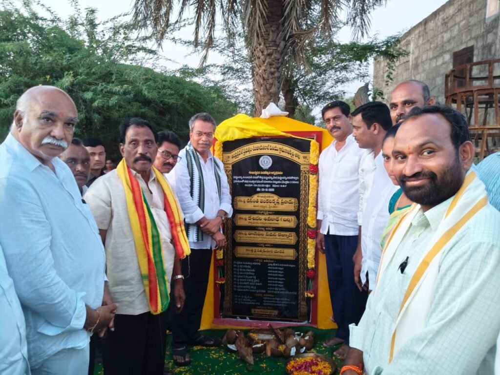 మైలవరం నియోజకవర్గంలో రూ. 75 లక్షలతో సీసీ రోడ్ల నిర్మాణానికి శంకుస్థాపన.. గ్రామీణ మౌలిక వసతుల అభివృద్ధికి పెద్దపీట వేస్తున్నామని వెల్లడించిన ఎమ్మెల్యే వసంత వెంకట కృష్ణప్రసాద్