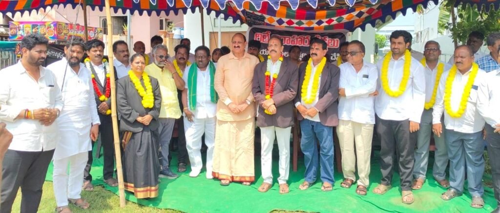 కైకలూరులో న్యాయవాదుల రక్షణ చట్టం కోసం రిలే నిరాహార దీక్ష.. లాయర్లకు సంఘీభావం తెలిపి, అసెంబ్లీలో గళం విప్పుతానని హామీ ఇచ్చిన ఎమ్మెల్యే డా. కామినేని శ్రీనివాస్