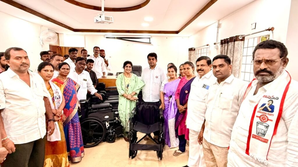 అనంతపురం సర్వజన ఆస్పత్రికి 10 వీల్ చైర్లు అందజేసిన అహుడ చైర్మన్ టీసీ వరుణ్.. పేద రోగులకు జనసేన ఆధ్వర్యంలో బృహత్తర కార్యక్రమం