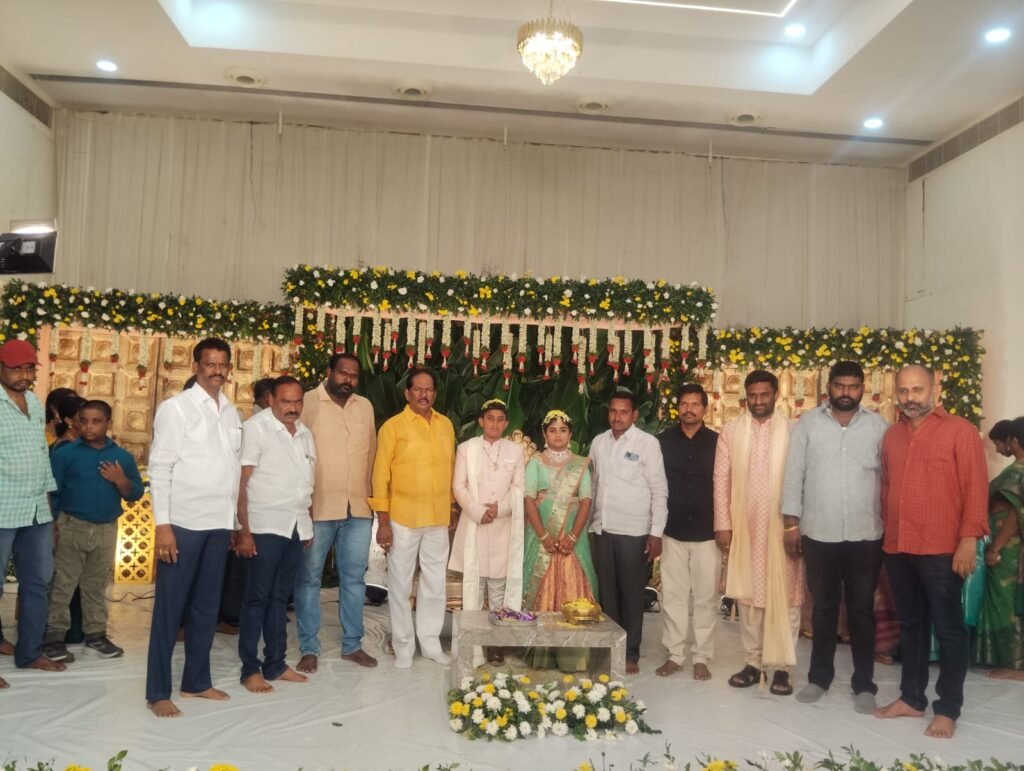 చాట్రాయి మండలం తుమ్మగూడెంలో చిన్నారులకు నూతన వస్త్రాల బహుకరణ.. ఆశీర్వదించిన టీడీపీ జాతీయ ఉపాధ్యక్షులు ముద్దరబోయిన వెంకటేశ్వరరావు