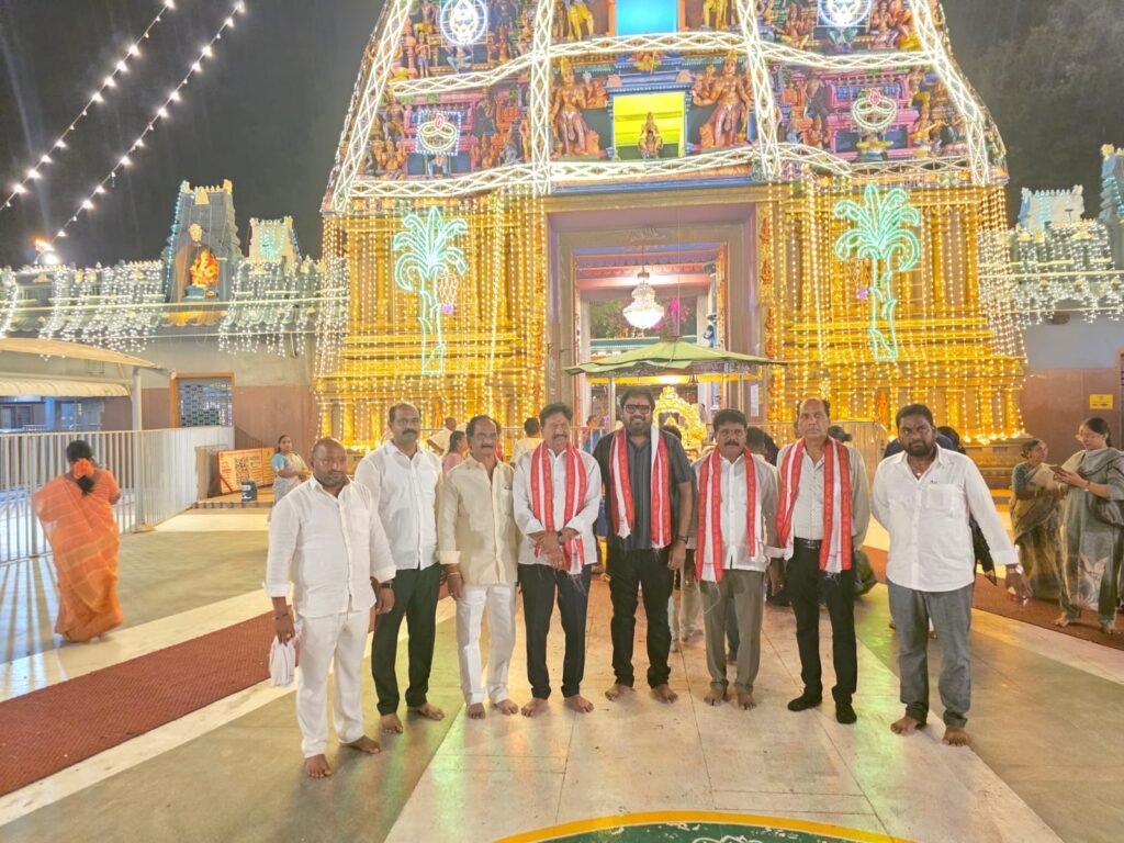 విజయవాడ ఇంద్రకీలాద్రిపై కనకదుర్గమ్మను దర్శించుకున్న ఏపీఎఫ్‌డీసీ వైస్ చైర్మన్ మెహర్ రమేష్.. ఎన్టీఆర్ జిల్లా జనసేన అధ్యక్షులు సామినేని ఉదయభానుతో కలిసి ప్రత్యేక పూజలు
