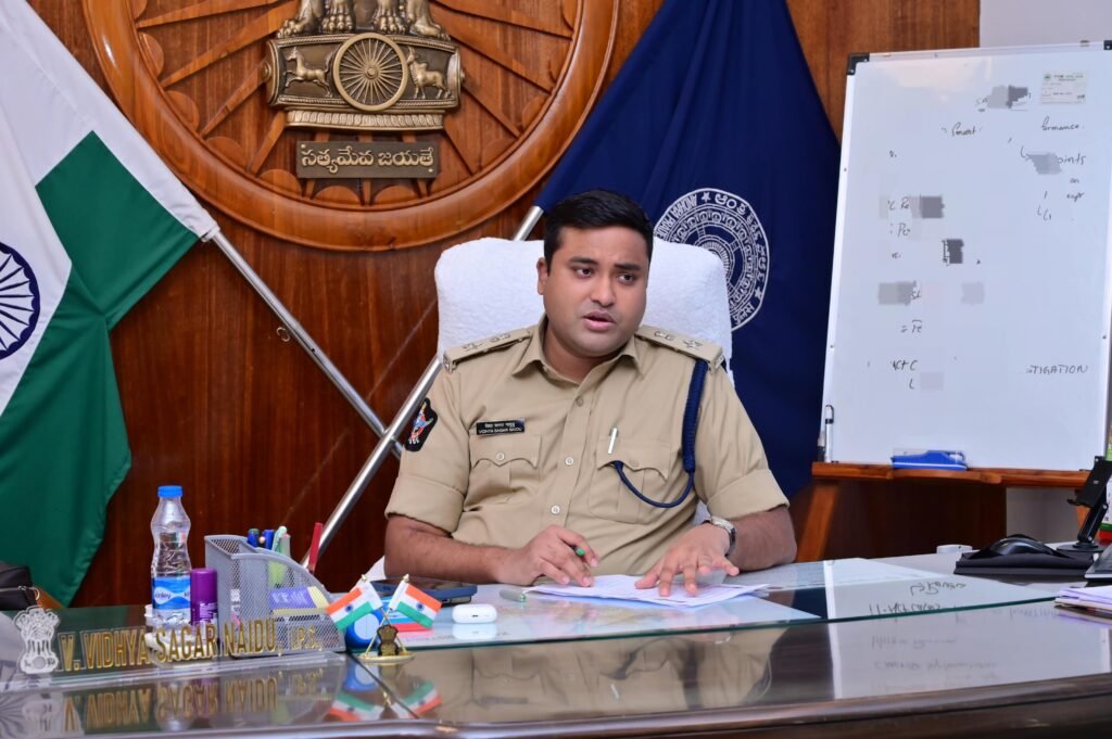కృష్ణా జిల్లా ఎస్పీ కార్యాలయంలో ‘మీకోసం’ ప్రజా ఫిర్యాదుల స్వీకరణ.. 52 అర్జీలు స్వీకరించి తక్షణ విచారణకు ఎస్పీ విద్యాసాగర్ నాయుడు ఆదేశం