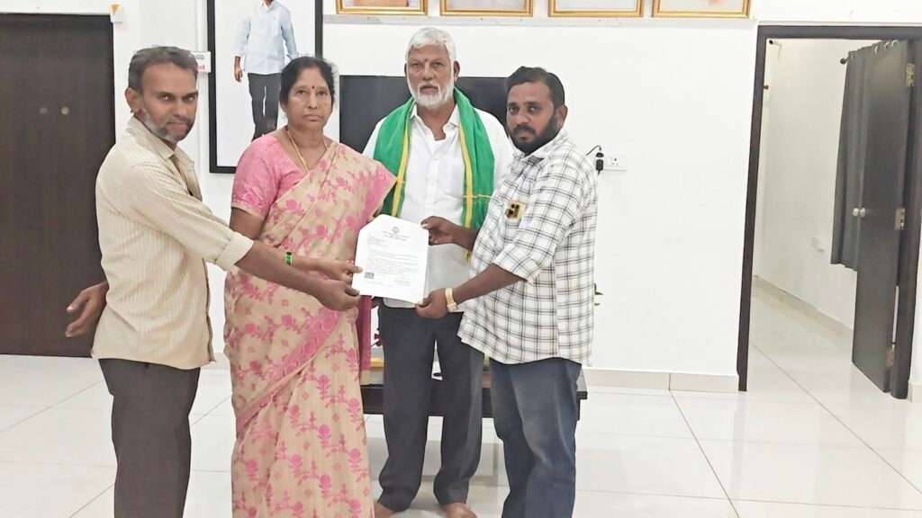 మైలవరం నియోజకవర్గంలో పేదలకు భరోసా.. కోట బెనర్జీ వైద్య చికిత్సకు రూ. 60,013 ఎల్‌వోసీ మంజూరు, లబ్ధిదారునికి అందజేత
