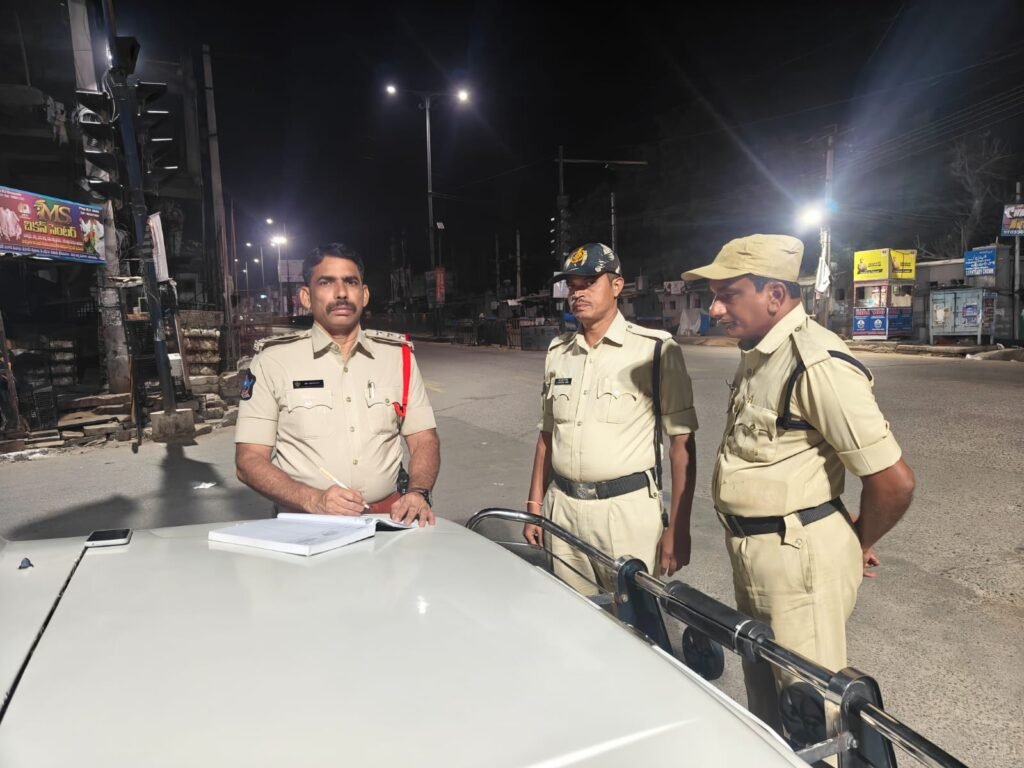 అన్నమయ్య జిల్లా మదనపల్లెలో ముమ్మరంగా రాత్రివేళ గస్తీ, వాహన తనిఖీలు.. భద్రతను కట్టుదిట్టం చేయాలని ఎస్పీ ధీరజ్ కునుబిల్లి ఆదేశాలు