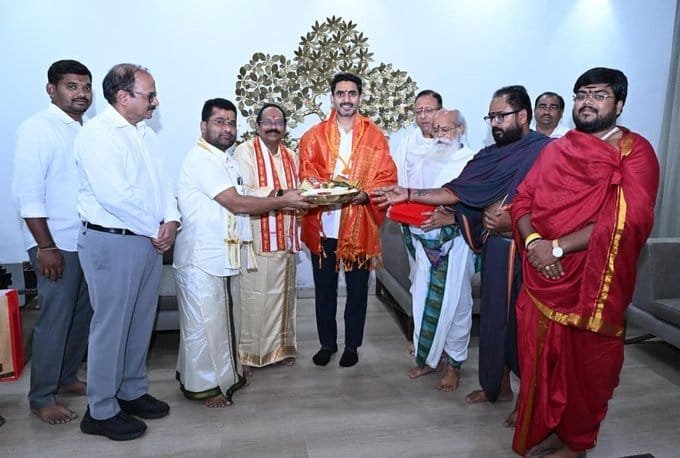 విజయవాడ ఇంద్రకీలాద్రిపై ఘనంగా దసరా శరన్నవరాత్రి ఉత్సవాలు… మంత్రి నారా లోకేష్‌కు ఆహ్వానం అందజేసిన ఆలయ అధికారులు