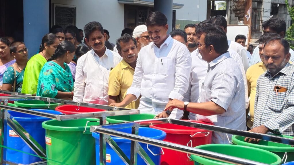 పెడన పట్టణంలో మెరుగైన పారిశుద్ధ్య నిర్వహణకు పెద్దపీట.. రూ. 12.20 లక్షలతో నూతన పారిశుద్ధ్య వాహనాలు, తోపుడు బండ్లను ప్రారంభించిన ఎమ్మెల్యే కాగిత కృష్ణ ప్రసాద్
