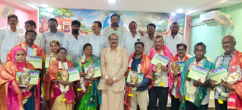 ముదినేపల్లిలో ఘనంగా అంతర్జాతీయ ఉపాధ్యాయ దినోత్సవం.. ఉపాధ్యాయులను సత్కరించిన ఎమ్మెల్యే డా. కామినేని శ్రీనివాస్