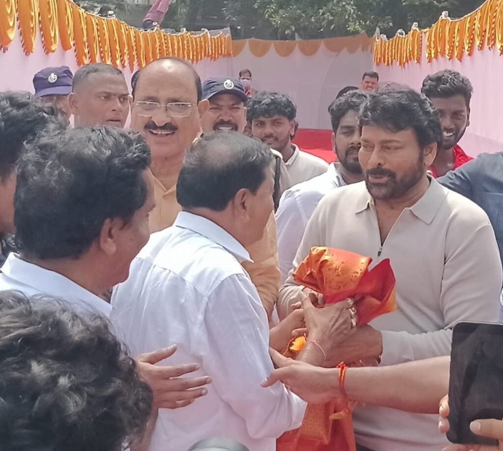 కపిలేశ్వరపురంలో సూర్య చారిటబుల్ హెల్త్ కేర్ సెంటర్ ప్రారంభోత్సవానికి విచ్చేసిన మెగాస్టార్ చిరంజీవి.. రాష్ట్ర చిరంజీవి యువత ఉపాధ్యక్షులు నల్లా చిట్టిబాబు మర్యాదపూర్వక భేటీ, ఘన సత్కారం