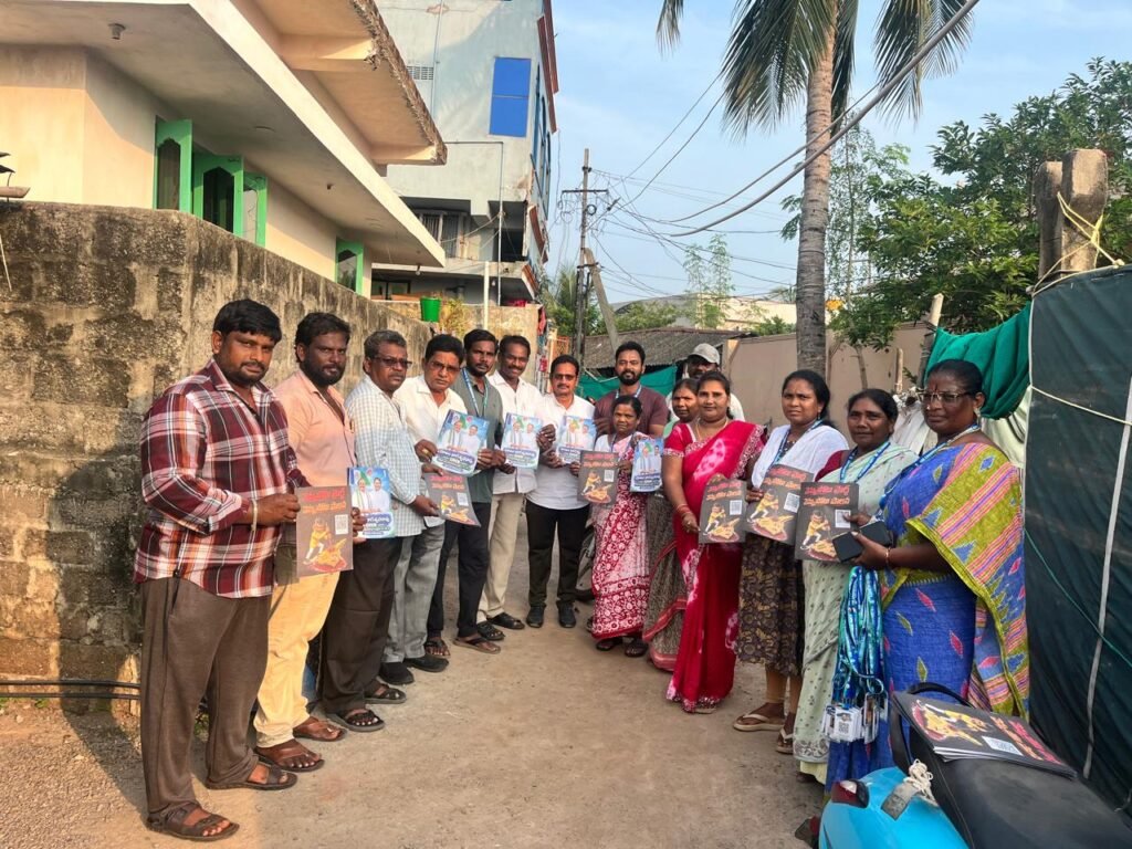 ఏలూరు జిల్లా మండవల్లి మండలం పులపర్రులో వైయస్ఆర్సీపీ కార్యకర్తల కుటుంబాలకు ఐడెంటిటీ కార్డుల పంపిణీ.. ఘనంగా నిర్వహించిన నాయకులు