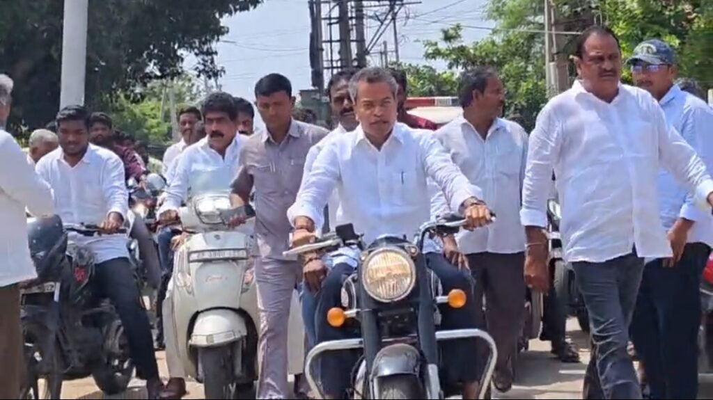 ప్రధాని నరేంద్ర మోదీ 25 ఏళ్ల నిర్విరామ ప్రజాసేవ పూర్తి.. గొల్లపూడిలో ఘనంగా బైక్ ర్యాలీ, శివాలయంలో ప్రత్యేక పూజలు నిర్వహించిన ఎమ్మెల్యే వసంత కృష్ణప్రసాద్, కూటమి నేతలు