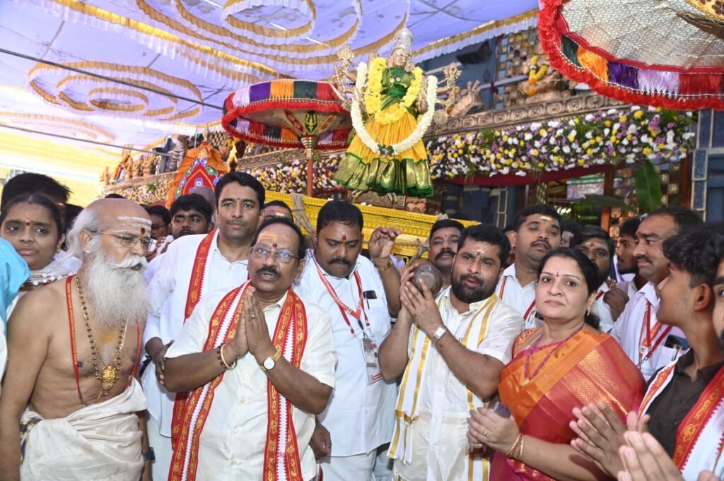 ఇంద్రకీలాద్రిపై భక్తుల రద్దీ.. తొలి రోజు ఉదయం 10 గంటల వరకు శ్రీ బాలా త్రిపుర సుందరీ దేవిని దర్శించుకున్న 17,576 మంది భక్తులు