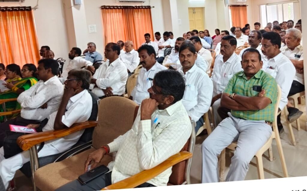 కోనసీమ జిల్లా ఈతకోటలో ఘనంగా మెగా డైరెక్టర్ వి.వి. వినాయక్ జన్మదిన వేడుకలు.. కేక్ కట్ చేసి అభిమానుల ఆనందోత్సాహాలు