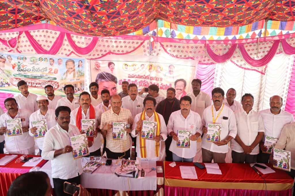 వినుకొండలో ఘనంగా సామాజిక పింఛన్ల పంపిణీ.. స్వచ్ఛాంధ్ర, ఉల్లాస్ అక్షరాంధ్ర పోస్టర్లు ఆవిష్కరించిన చీఫ్ విప్ జీవీ ఆంజనేయులు, జనసేన నేత నిశ్శంకరావు శ్రీనివాసరావు