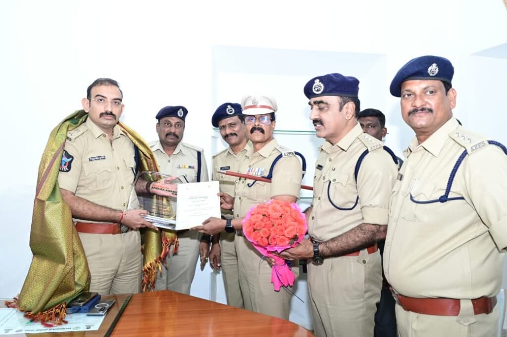 చిత్తూరు జిల్లా పోలీస్ కార్యాలయానికి ప్రతిష్టాత్మక ‘స్వచ్ఛ ఆంధ్ర’ రాష్ట్రస్థాయి అవార్డు.. సీఎం చంద్రబాబు చేతుల మీదుగా పురస్కారం స్వీకరణ