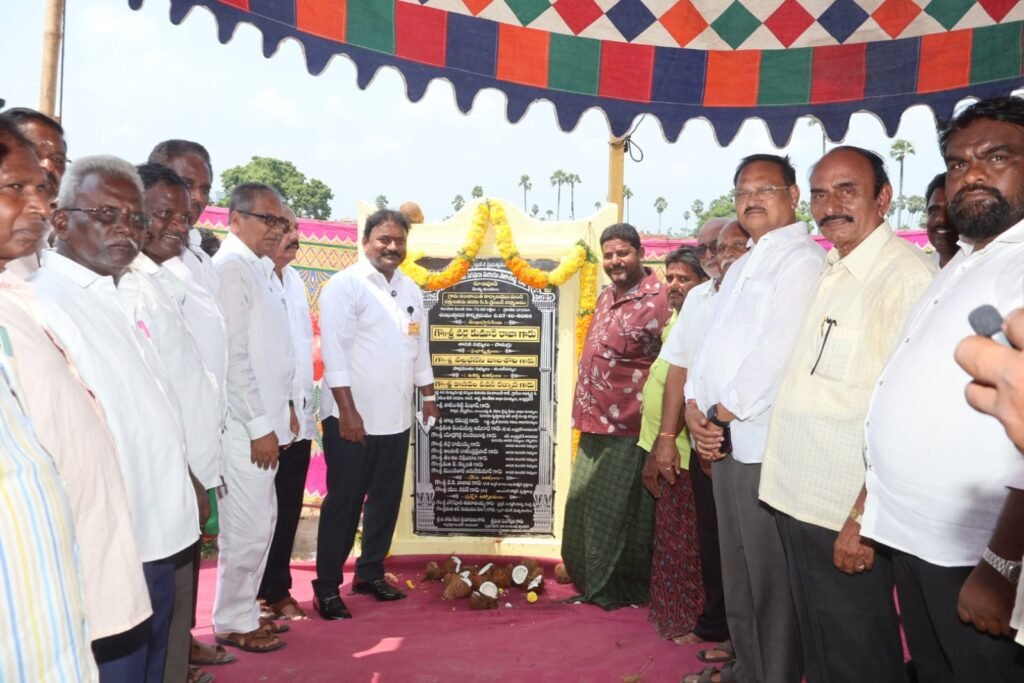 మొవ్వ మండలం కూచిపూడిలో ఘనంగా నూతన డ్రైనేజీ వ్యవస్థ ప్రారంభం.. రూ. 70 లక్షలతో మురుగునీటి సమస్యకు శాశ్వత పరిష్కారం చూపిన పామర్రు ఎమ్మెల్యే వర్ల కుమార్ రాజా
