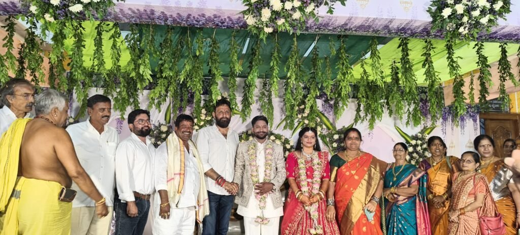 గుడివాడలో ఘనంగా వినీత, శేఖర్ నిశ్చితార్థ వేడుక.. హాజరై నూతన వధూవరులను ఆశీర్వదించిన మాజీ మంత్రి కొడాలి నాని