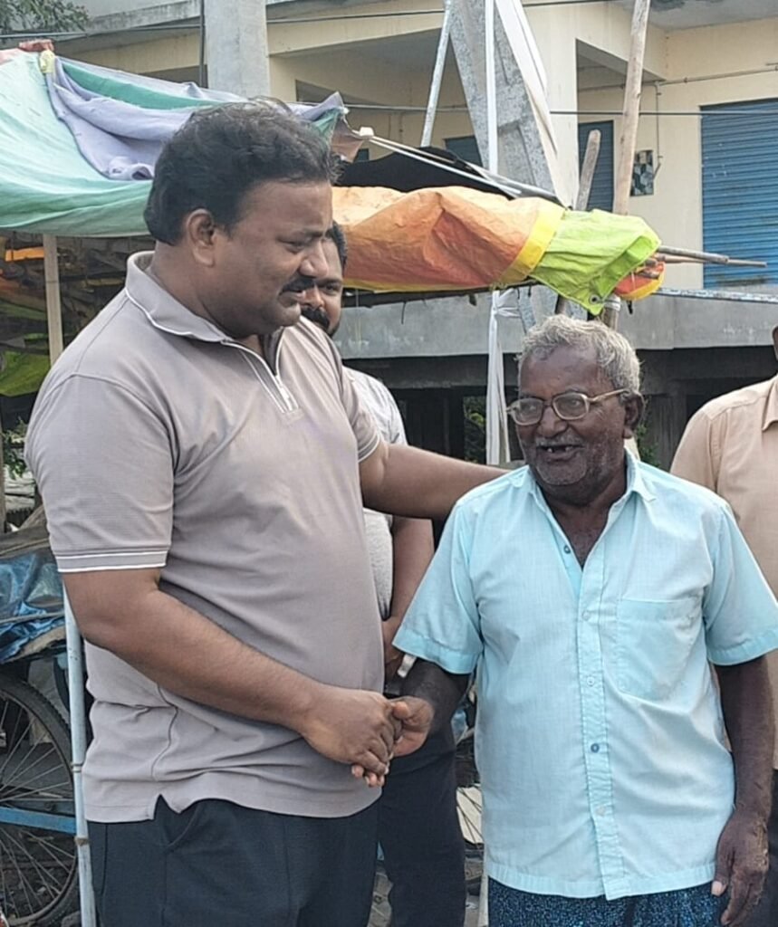పామర్రు పురవీధుల్లో బైక్‌పై ఆకస్మికంగా పర్యటించిన ఎమ్మెల్యే వర్ల కుమార్ రాజా.. ప్రజలతో మమేకమై సమస్యలు అడిగి తెలుసుకున్న వైనం