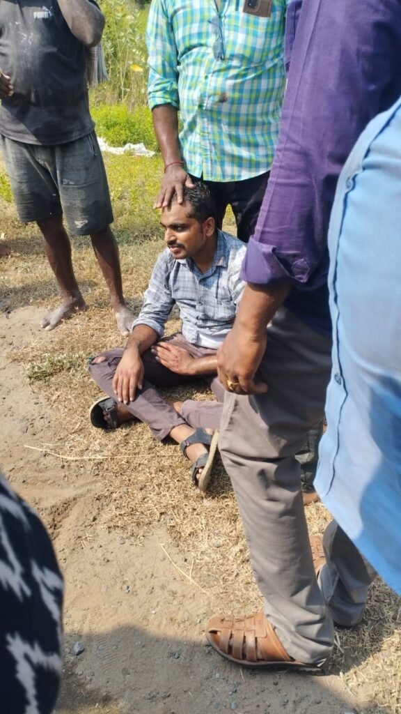 విజయవాడ – మచిలీపట్నం హైవేపై ఘోర రోడ్డు ప్రమాదం.. అదుపుతప్పి పడిపోయిన పల్సర్ బైక్ యువకుడు, బందర్ ఆసుపత్రికి తరలింపు