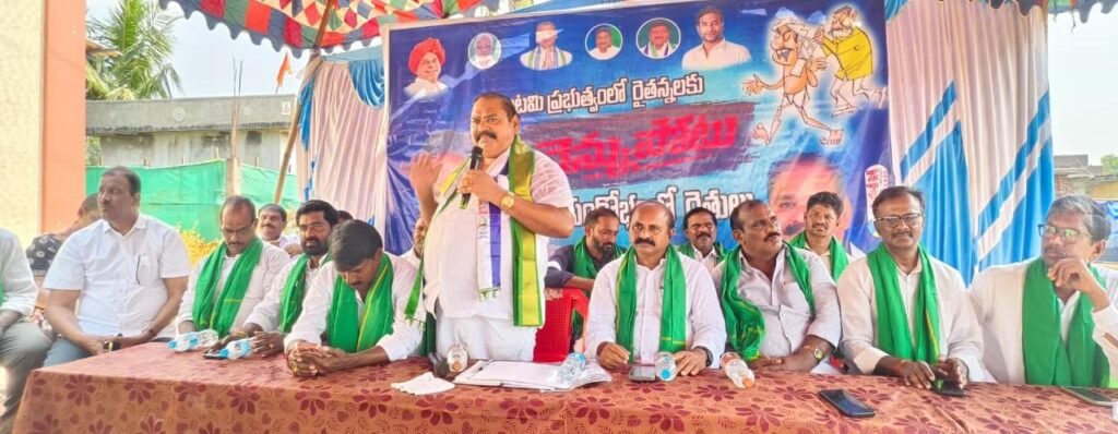 ఎన్టీఆర్ జిల్లా తిరువూరు మండలం వావిలాలలో రైతులతో ముఖాముఖి నిర్వహించిన నల్లగట్ల స్వామిదాస్.. కూటమి ప్రభుత్వ తీరుపై తీవ్ర ఆగ్రహం, పంట నష్టపోయిన రైతులకు ఎకరాకు రూ. 25 వేల పరిహారం చెల్లించాలని డిమాండ్