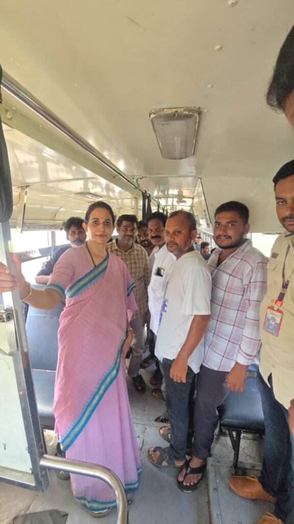 ప్రొద్దుటూరు సభకు బస్సుల్లో తరలివెళ్తున్న కార్యకర్తలతో మమేకమైన కడప ఎమ్మెల్యే రెడ్డెప్పగారి మాధవి రెడ్డి.. ఆప్యాయంగా యోగక్షేమాలు అడిగి తెలుసుకున్న వైనం