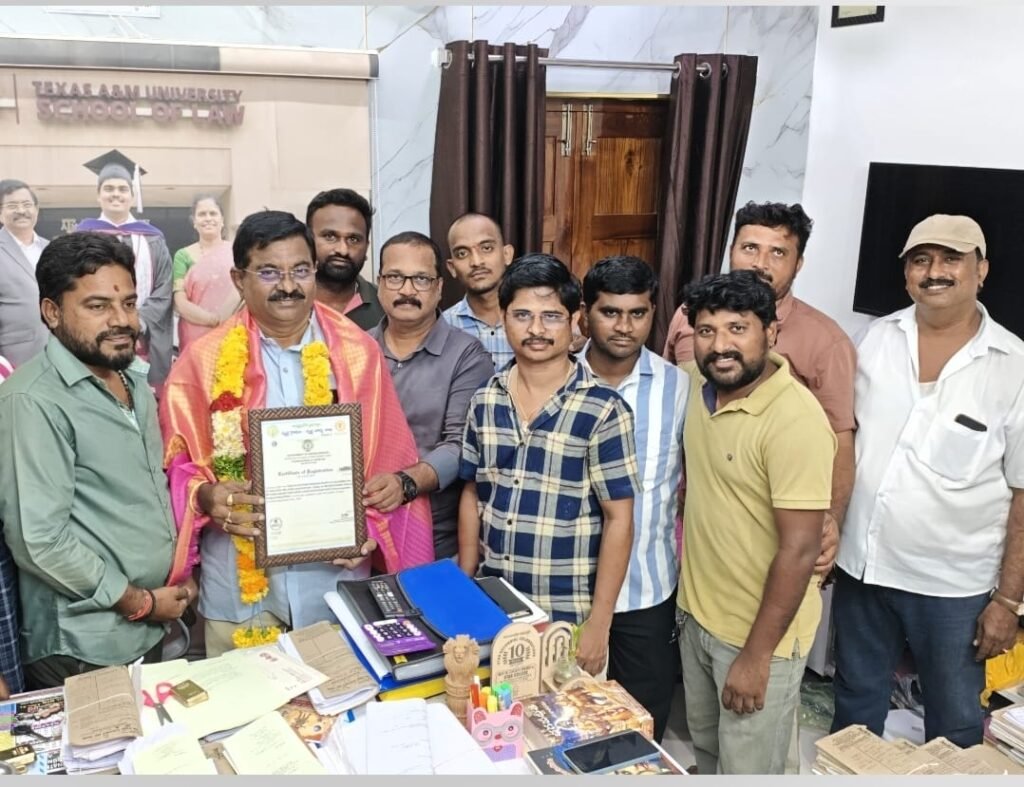 మచిలీపట్నంలో ‘డాగురె ఫోటో ఇండస్ట్రీ వెల్ఫేర్ అసోసియేషన్’ లోగో ఆవిష్కరణ.. ఫోటోగ్రాఫర్లకు సంక్షేమ పథకాలు, ఇళ్లస్థలాలు కేటాయించాలని ప్రభుత్వానికి విజ్ఞప్తి