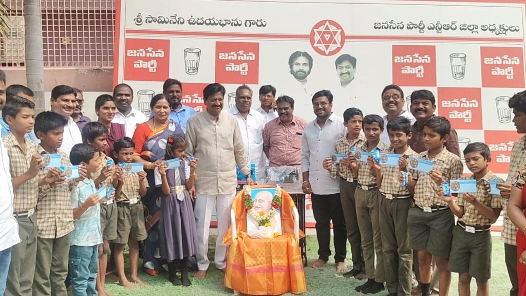 జగ్గయ్యపేటలో జనసేన నేత ఆవాల భవానీ ప్రసాద్ జన్మదిన వేడుకలు.. శుభాకాంక్షలు తెలిపిన జిల్లా అధ్యక్షుడు సామినేని ఉదయభాను దంపతులు