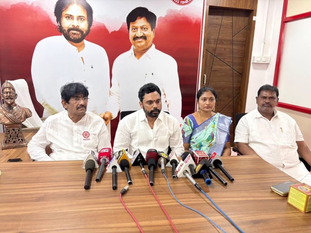ఎన్టీఆర్ జిల్లా జనసేన పార్టీ కార్యాలయంలో ఘనంగా గాంధీ జయంతి: బాపూజీ చిత్రపటానికి పూలమాలలు వేసి నివాళులర్పించిన పార్టీ శ్రేణులు, వీర మహిళలు!