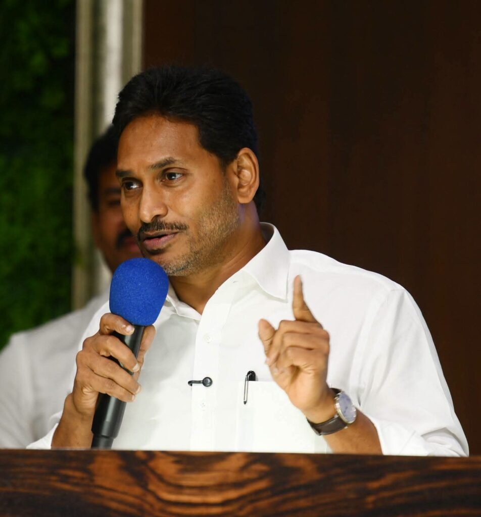 రైతులకు బాబు లక్ష మోసాలు: వైఎస్‌ జగన్‌ విమర్శలు