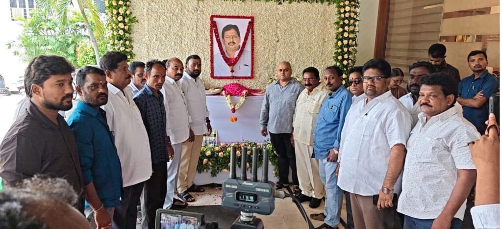 కాపునాడు జాతీయ అధ్యక్షులు గాళ్ళ సుబ్రహ్మణ్యం గారి దశదిన కర్మలో జనసేన నేతల నివాళి: చిత్రపటానికి పుష్పాంజలి ఘటించిన జనసేన రాష్ట్ర కార్యదర్శి, విజయవాడ పార్లమెంట్ సమన్వయకర్త!